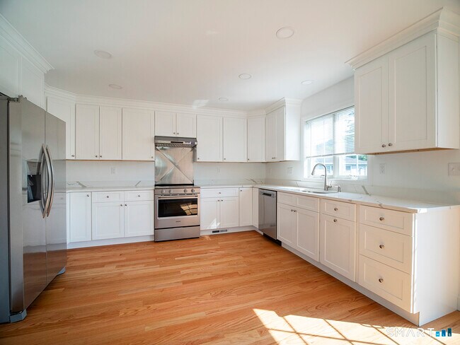 Building Photo - 44 Mettler St