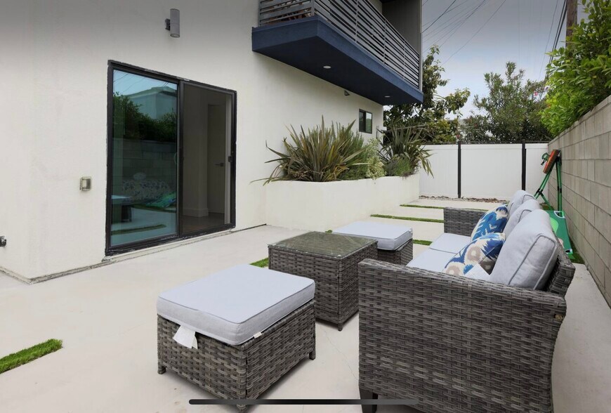 Building Photo - 2806 S Palm Grove Ave