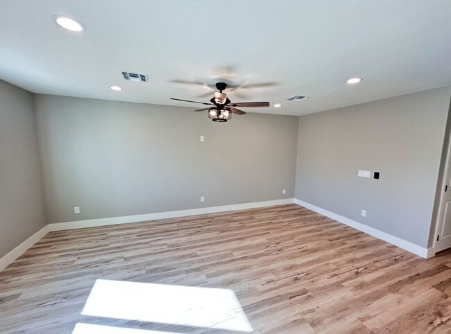 Building Photo - Beautiful New 3 Bedroom Phoenix home with Den/Loft! No HOA