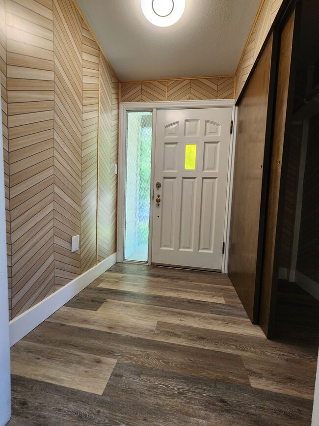 Building Photo - Completely remodeled 5 bed 2 bath home