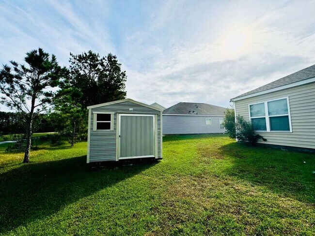 Building Photo - 4 bed, 2 bath-- Available NOW!!