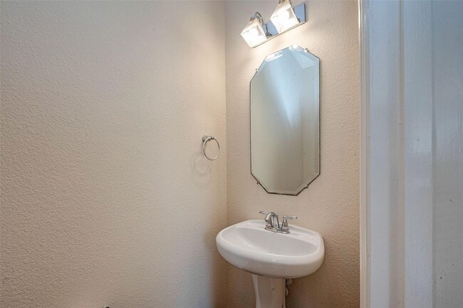 Building Photo - 3302 Clearview Cir