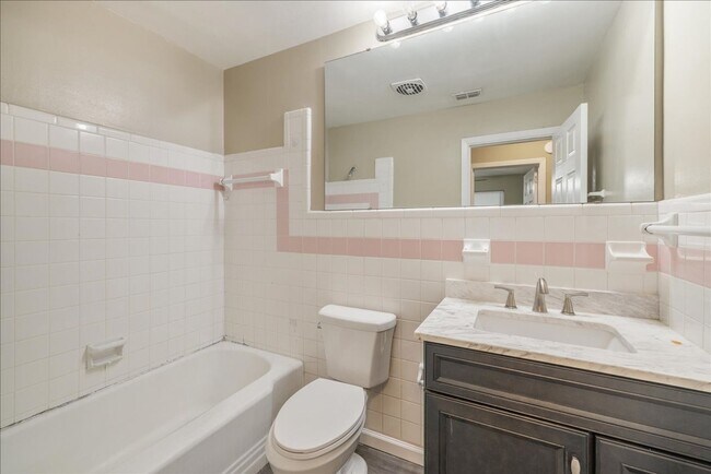 Building Photo - 207 Iris Cir