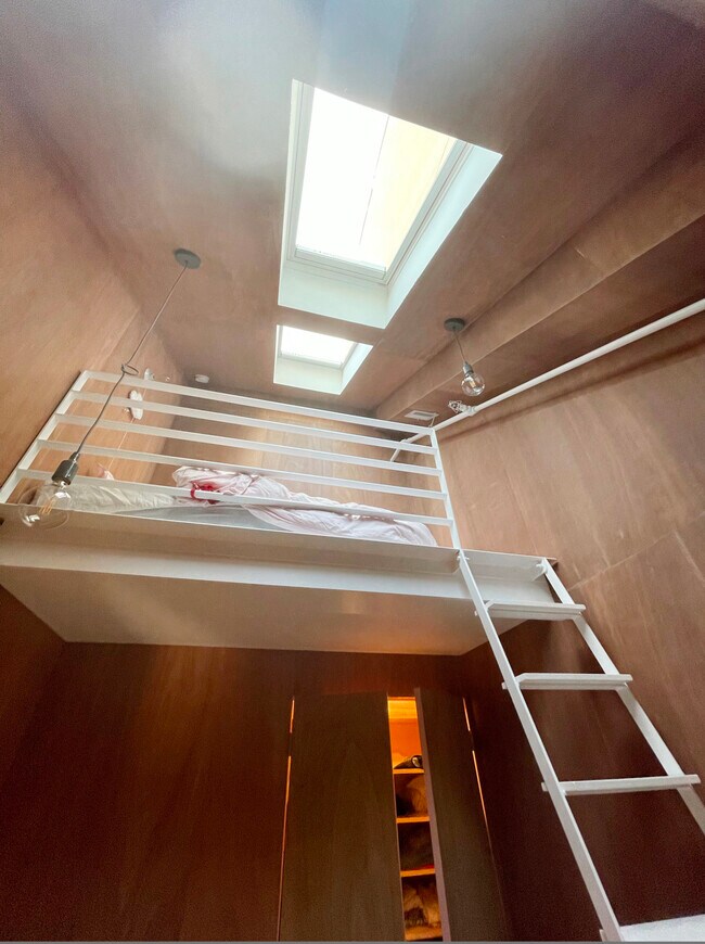 Upper bedroom x2 - 154 Broadway