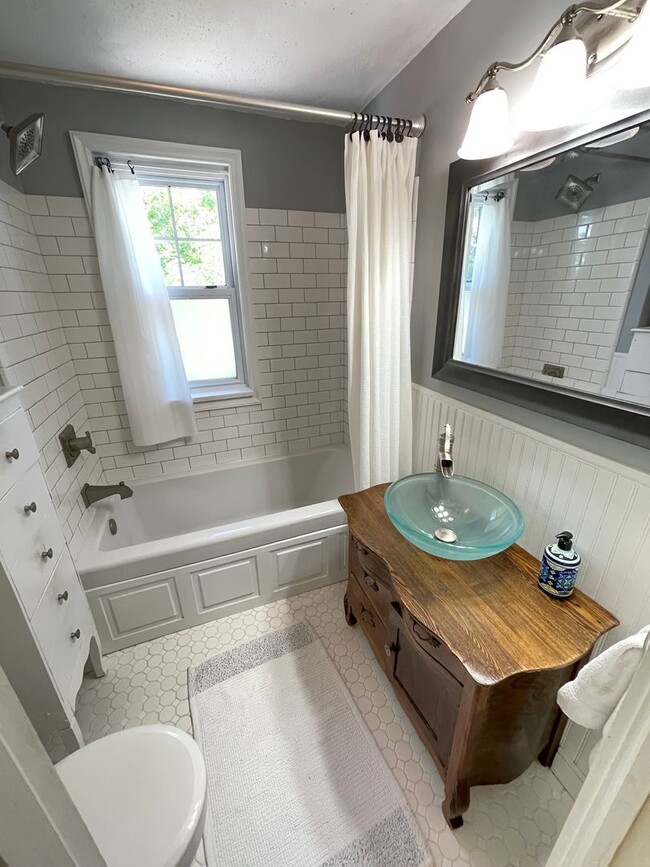 Building Photo - AVAILABLE AUGUST 1ST - Beautiful Single Fa...