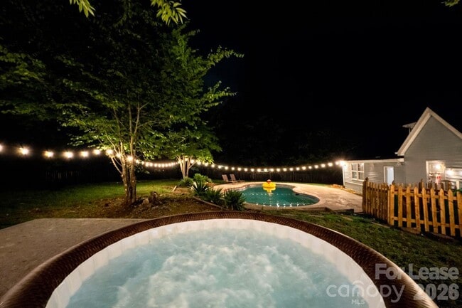 Building Photo - 9501 Pondside Ln