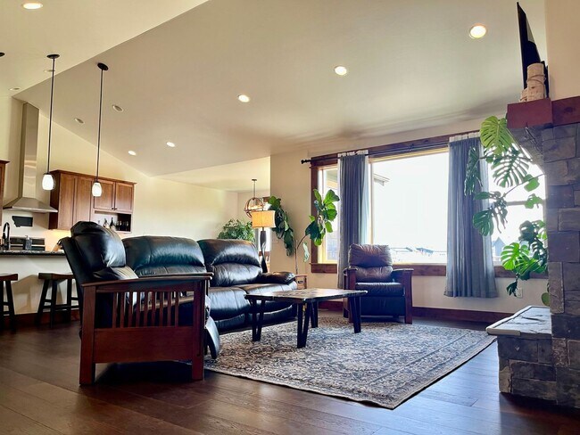 Building Photo - 4 Bedroom Home for Rent in West Bozeman! W...