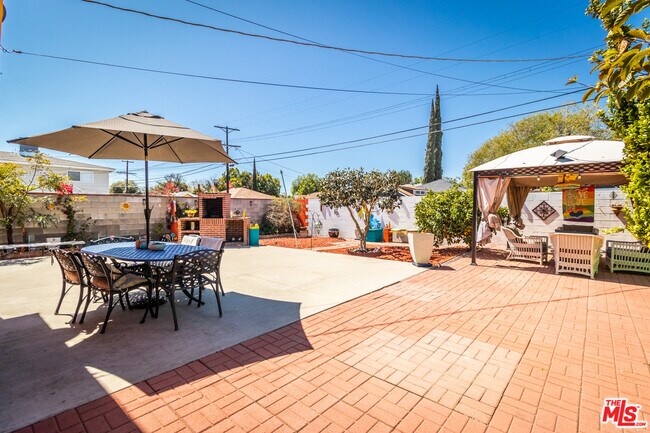 Building Photo - 6445 Tujunga Ave
