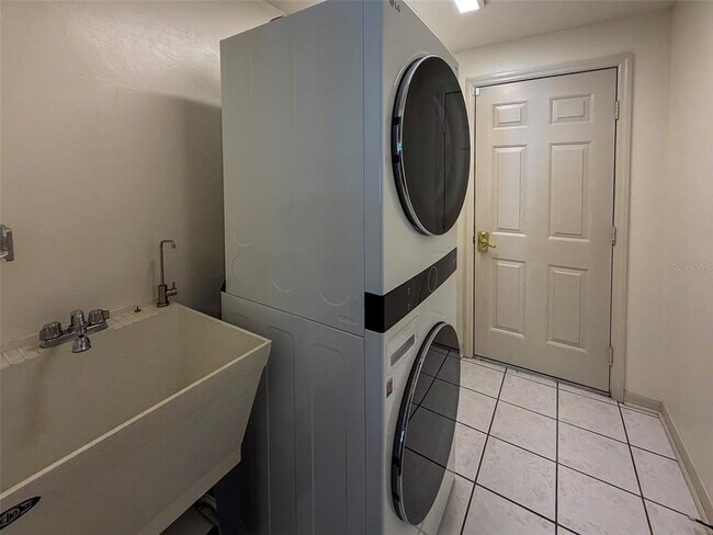 Building Photo - 9232 NW 17th Pl