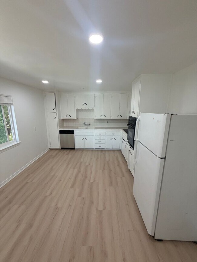 Building Photo - 831 Opal Dr