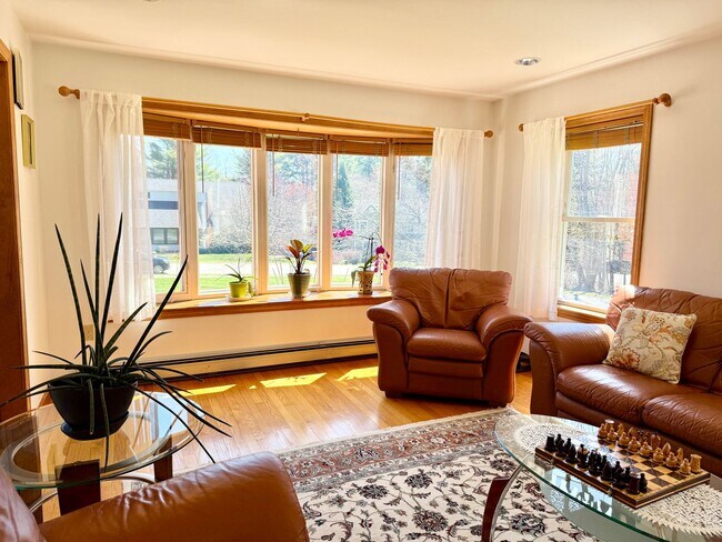 Building Photo - Meticulously Maintained 3BD/2.5BA Home in Quiet Westbrook Neighborhood!