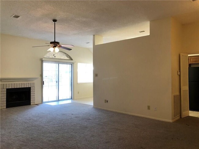 Building Photo - AVAILABLE NOW 3 Bedroom 2 Bath Home in For...