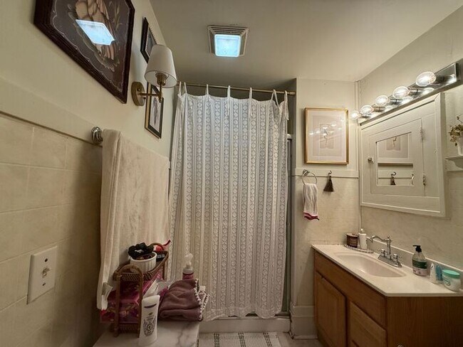 Building Photo - $1,325 | 2 Bedroom, 1 Bathroom House | Dog Friendly* | Sublease Available for June 29th, 2026 Mov...