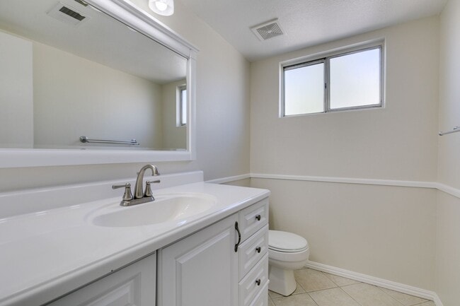 Building Photo - 2 Bedroom Townhome with 2 car attached garage in Henderson