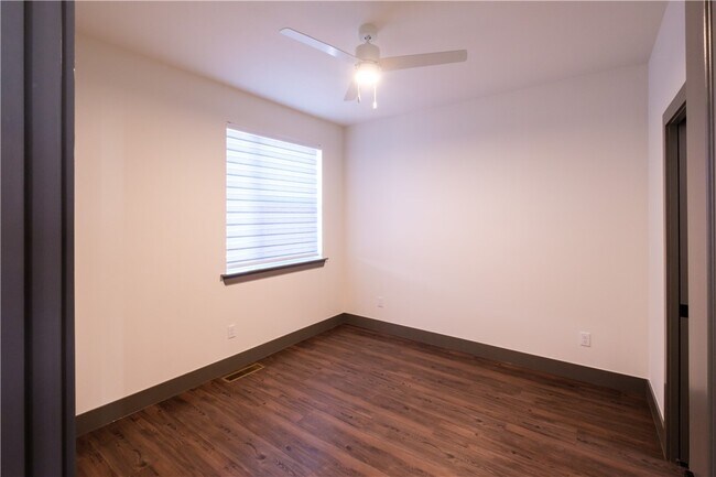 Building Photo - 303 Park St