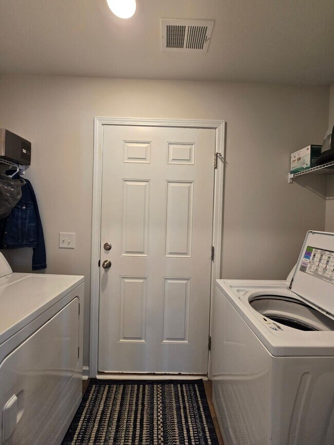 Building Photo - 1762 Camazay Dr