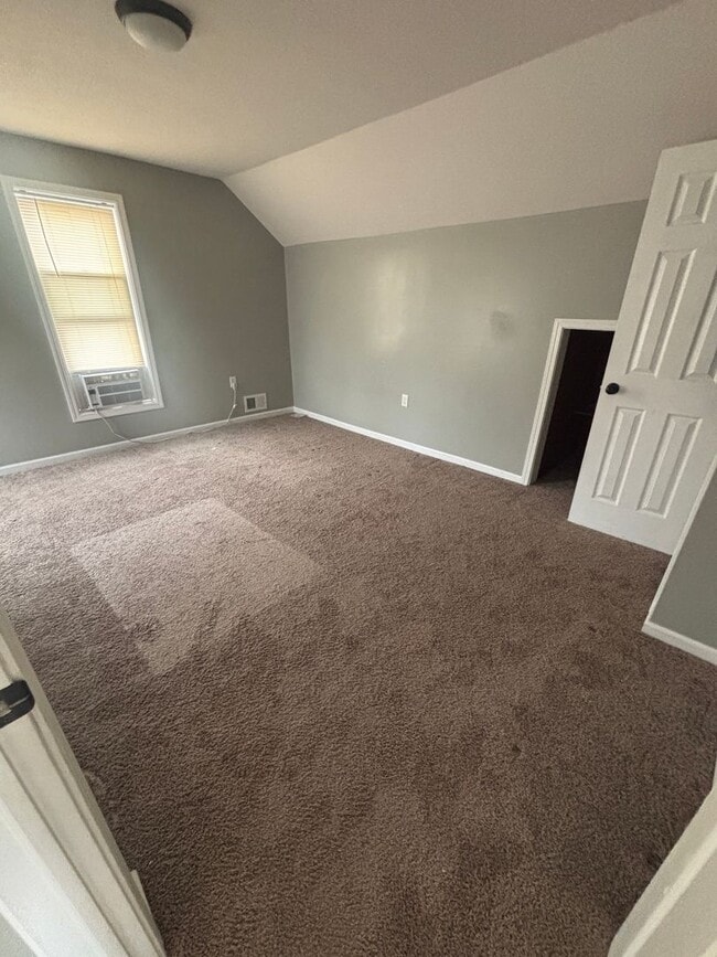 Building Photo - 2 Bedroom, 1 Bathroom House