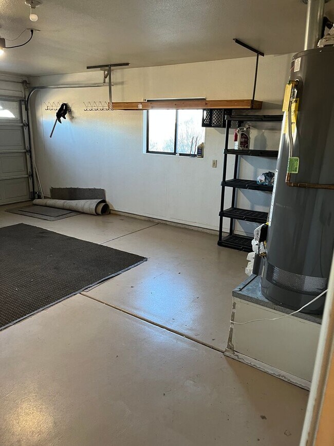 Building Photo - Modern, updated 3B/2B with fenced yard and sun room in Cottonwood