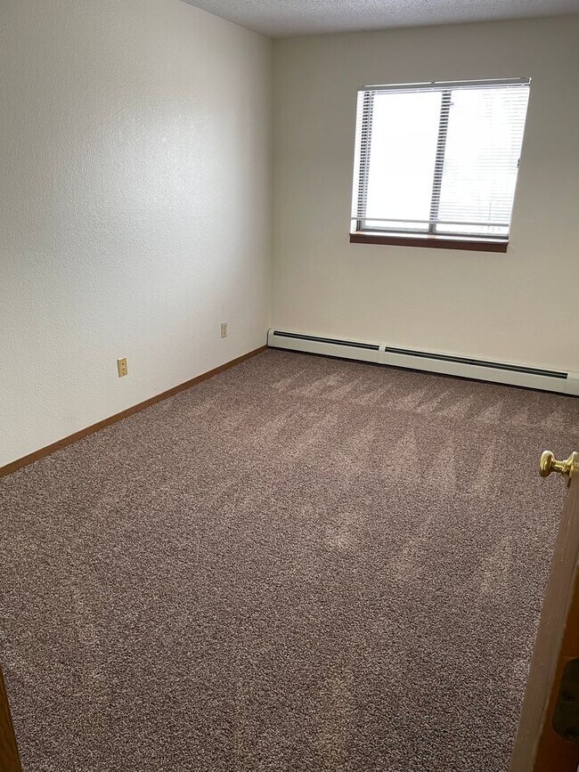 Building Photo - Four Bedroom Apartment