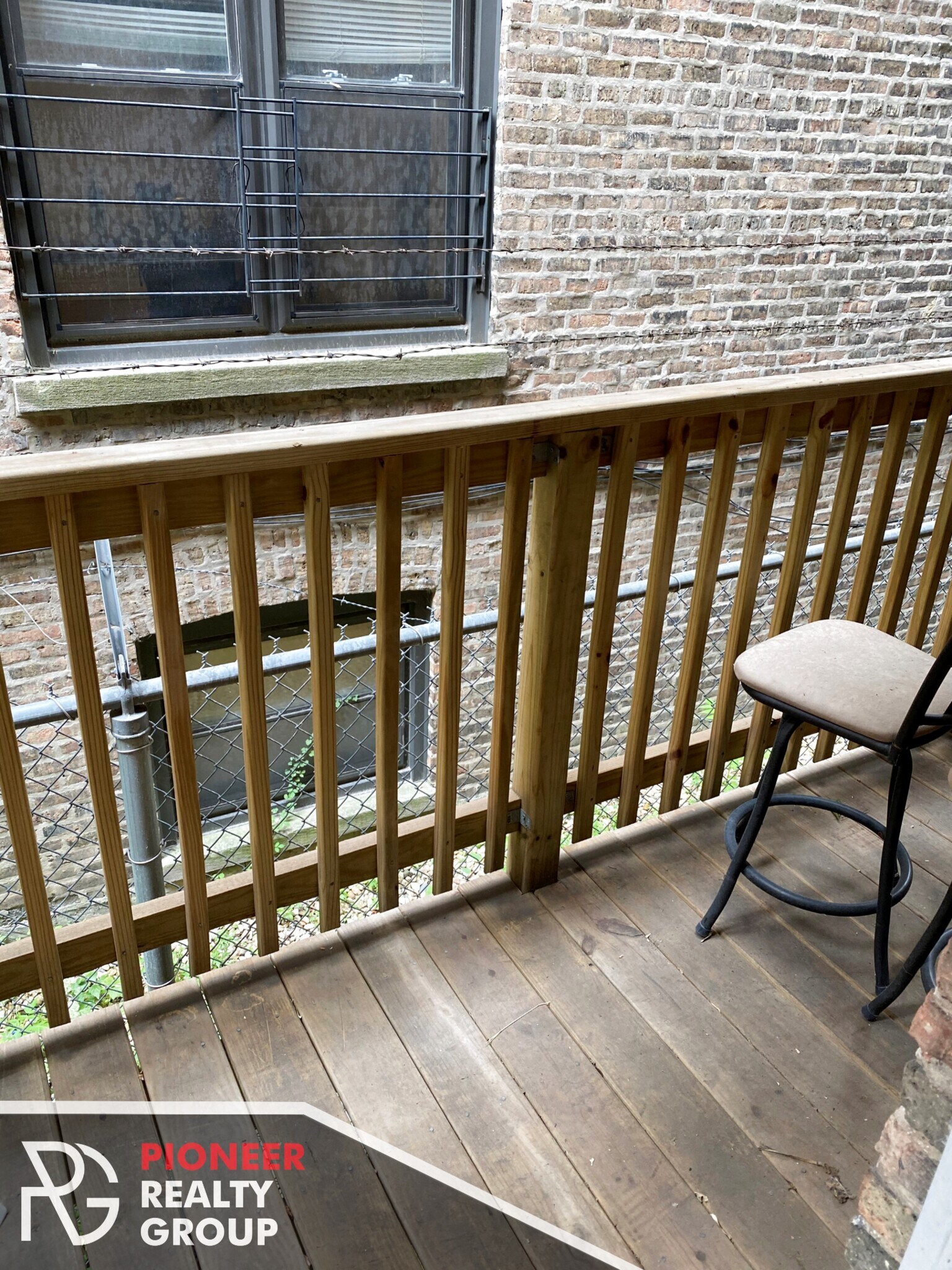 Building Photo - 628 W Roscoe St