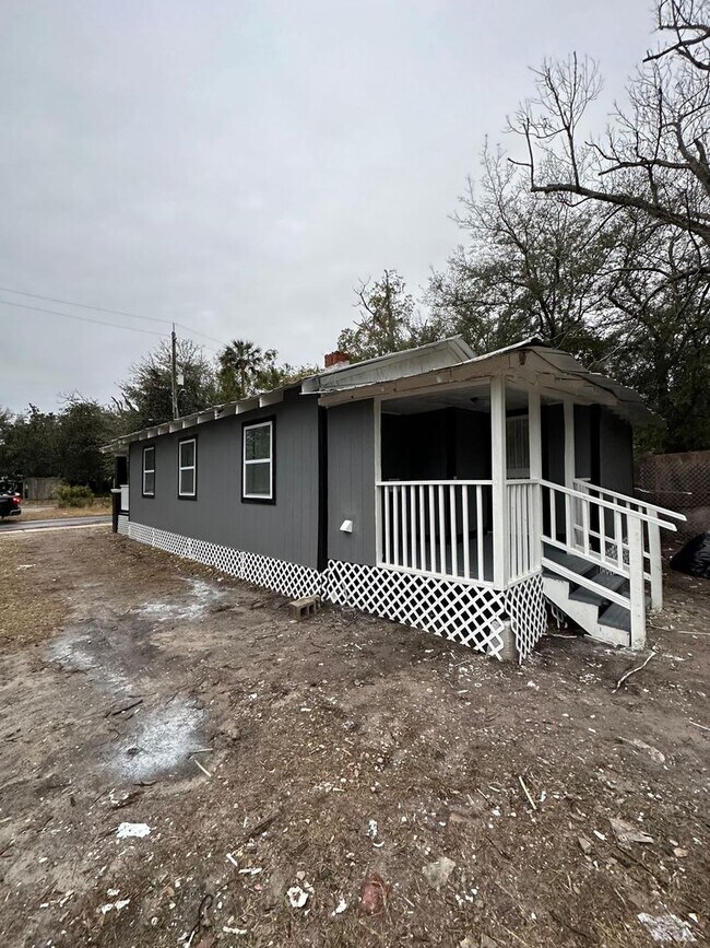 Building Photo - Fully Renovated 3/1 Single Family House Av...