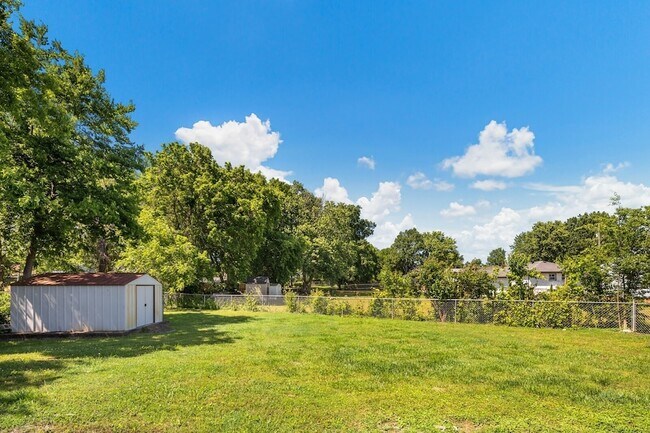 Building Photo - 2118 Crystal Dr