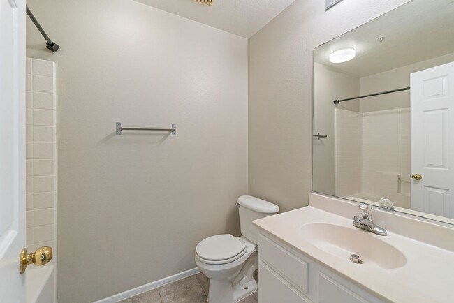 Building Photo - Gorgeous Town Home- Gated community- Pool