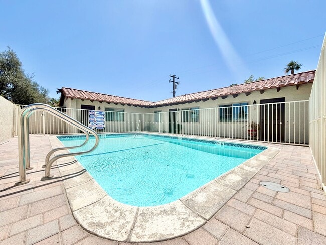 Building Photo - AVAILABLE NOW!! 2 Bedroom 1 Bathroom apartment in Palm Springs!