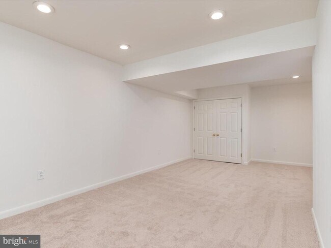 Building Photo - 402 S Cherry Grove Ave