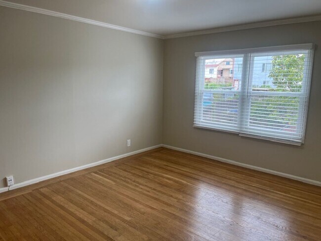 Building Photo - Classic Two Bedroom One Bathroom San Franc...