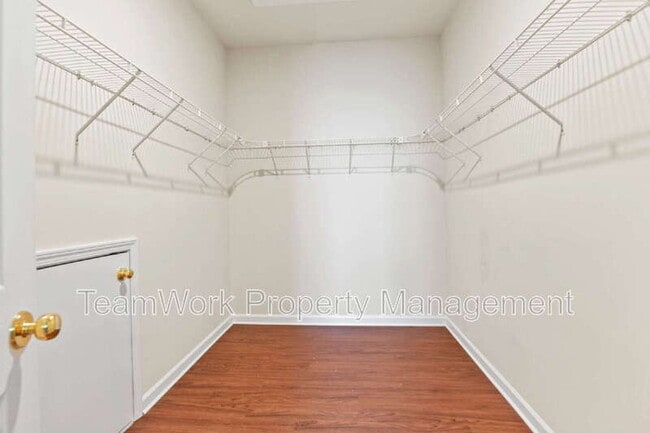 Building Photo - 307 Pimpernel St