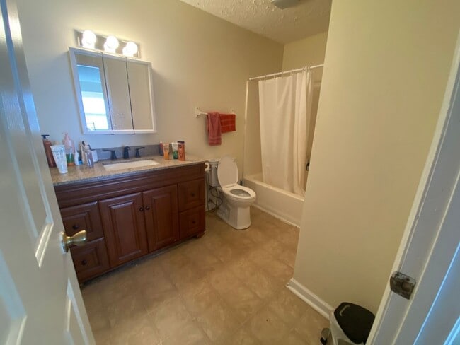 Building Photo - 3-Bedroom Apartment Near IU Bloomington Campus
