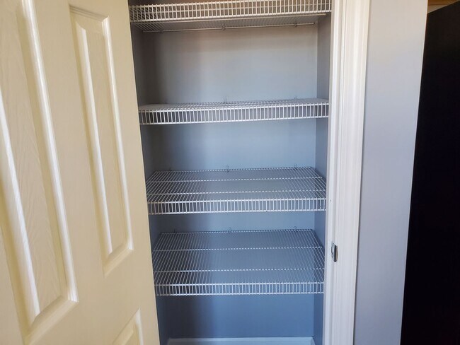 Building Photo - Maryville 37804 - 3 bedroom, 2 bedroom home - Call Karen Robertson (865) 454-7626