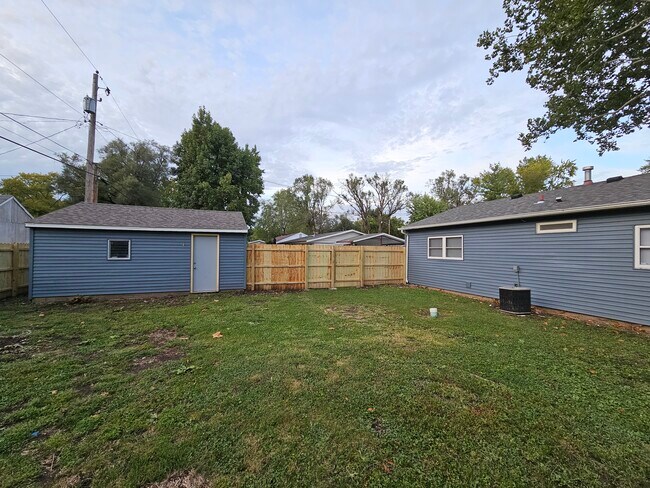 Building Photo - HOUSE FOR RENT _ 3 bed, 2 car garage, 1 st...