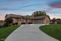 Building Photo - Spacious & Grand Living!!!