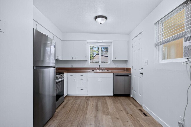 Building Photo - 2bd, 1b Cozy Home awaits in Boise Bench!