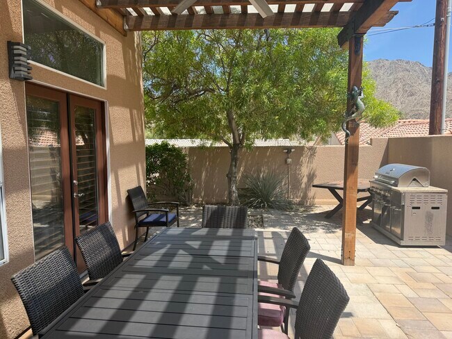 Building Photo - 54610 Avenida Alvarado