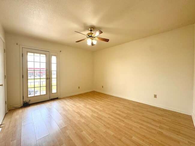 Building Photo - 2/1.5 Townhouse in Newport