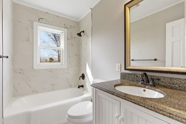 Building Photo - 1440 E Locust St