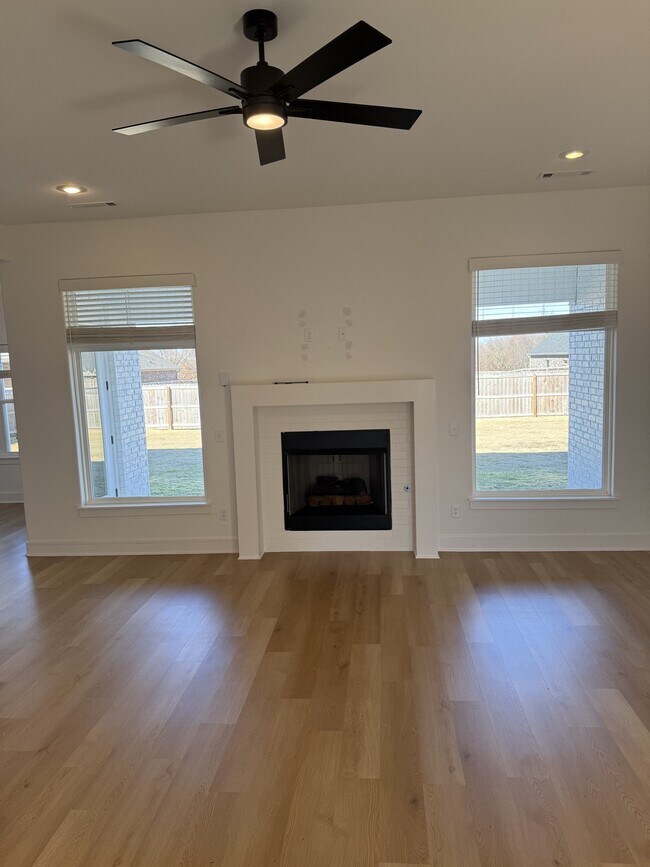 Building Photo - 5837 Lavender Ave