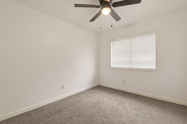 Building Photo - 614 Northaire Dr