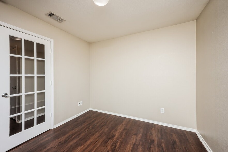 Building Photo - 533 Hearthstone Dr