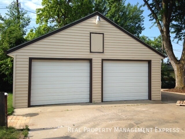 Building Photo - 3 Bed Home w/ Large Garage