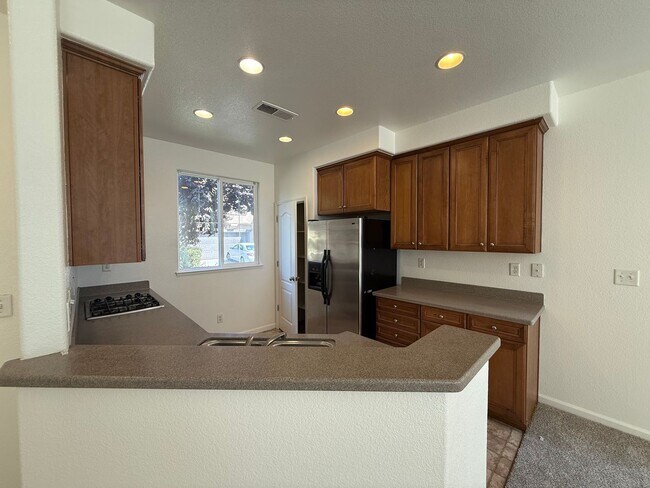 Building Photo - 2-story 4bed 2.5bath home available in Nor...