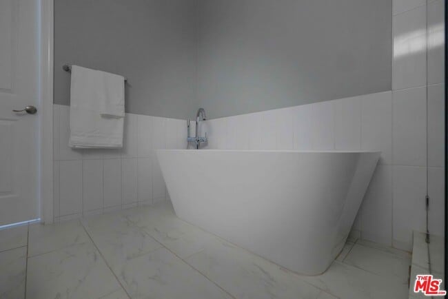 Building Photo - 1121 S Wilton Pl