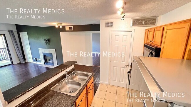 Building Photo - 415 Lakepointe Dr