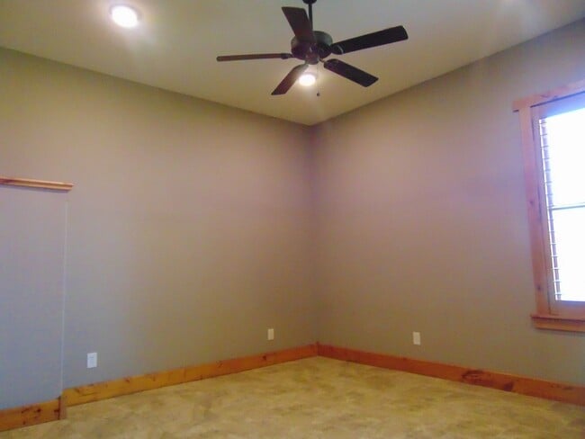 Building Photo - Majestic 3 Bed Mid MO Ranch!
