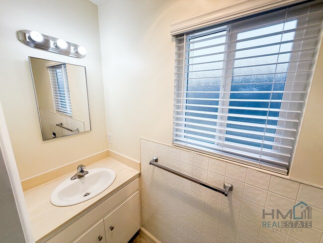Building Photo - Homes Management - 2 Bed, 1.5 Bath Duplex ...