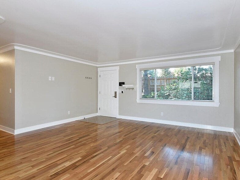 Building Photo - 8 SE 136th Ave