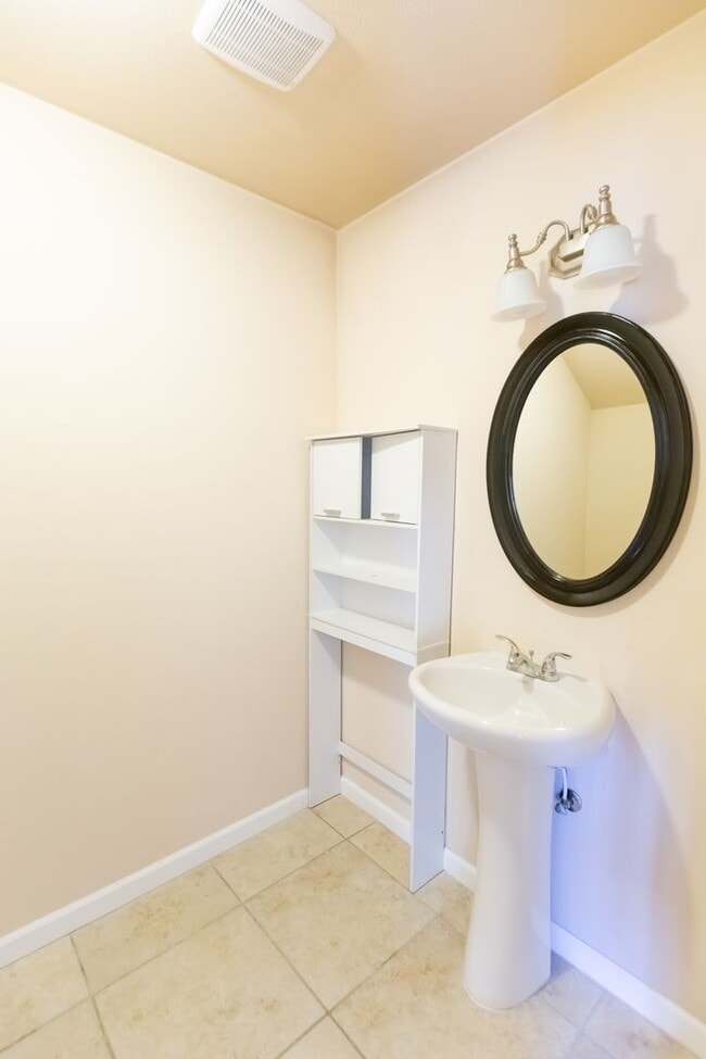 Building Photo - 4 Bedroom Oregon City with Large Bonus Roo...